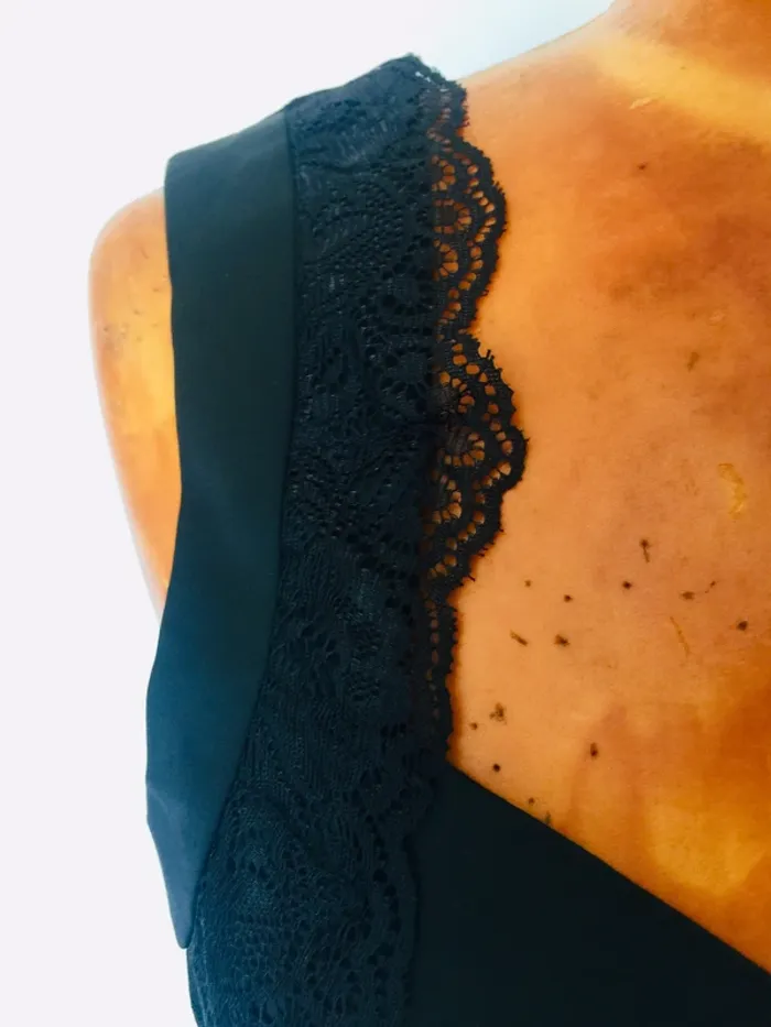 Petite robe noire à dentelles - photo numéro 4