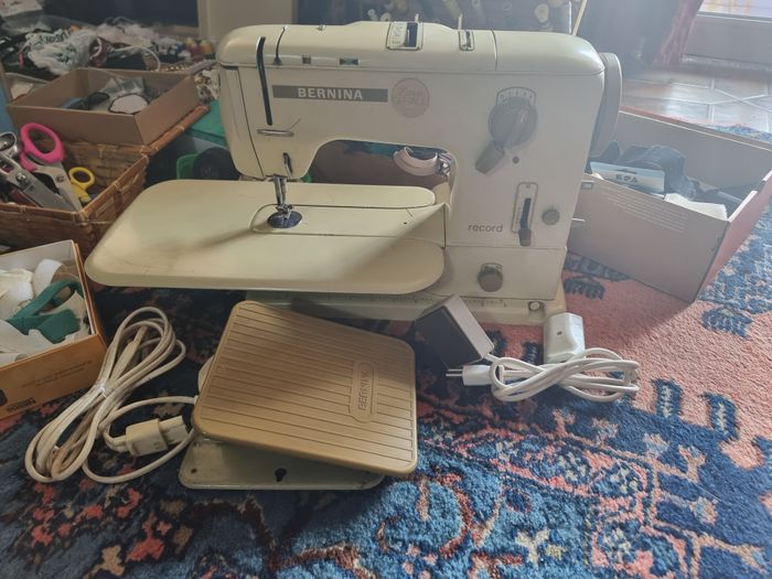 Lot de couture avec machine à coudre Bernina 730 Record (complète) + accessoires et composants de co - photo numéro 2