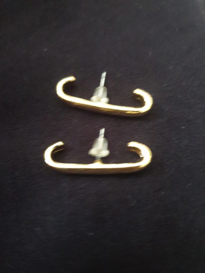 Neuf paire de boucles d'oreilles doré