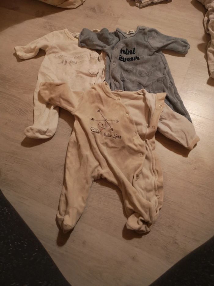 3 pyjamas différente marque taille 1 mois