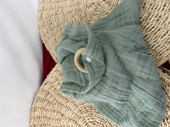 Doudou Lange Bleu Coton Bio & Anneau de dentition bois aPunt Barcelona