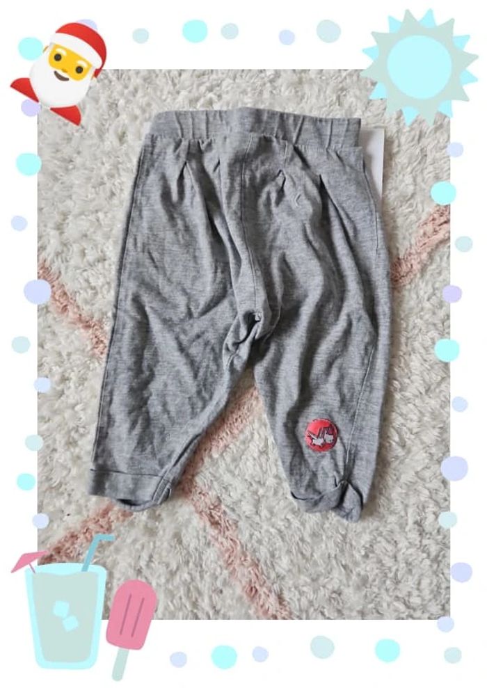 Pantalon type sarouel jogging très confortable pour bébé couleur gris Excellent etat - photo numéro 2