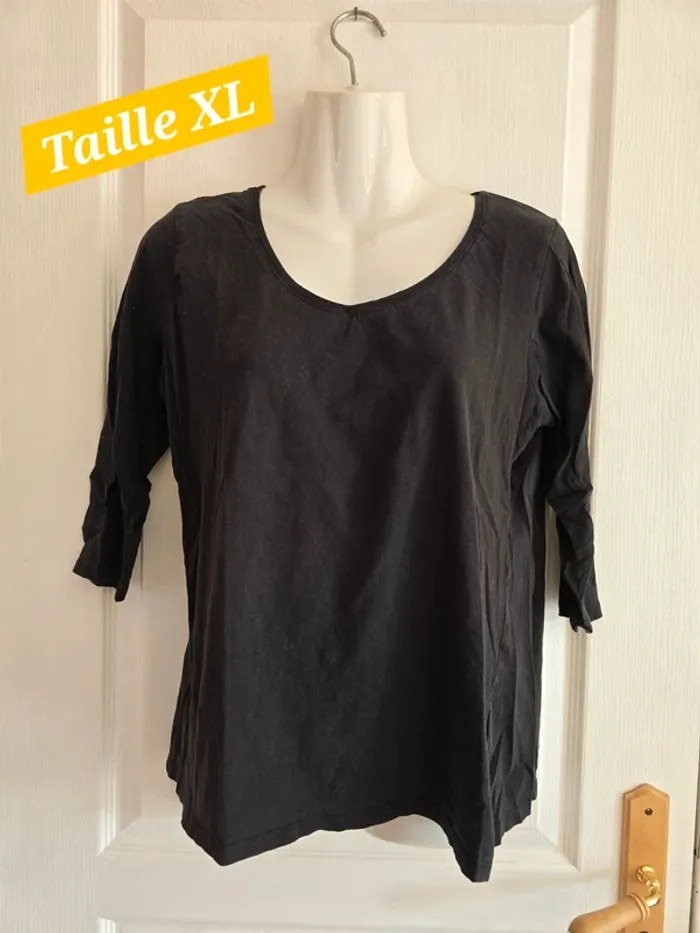 Maillot Noir Taille XL Marque "Basic Tee Shirt"