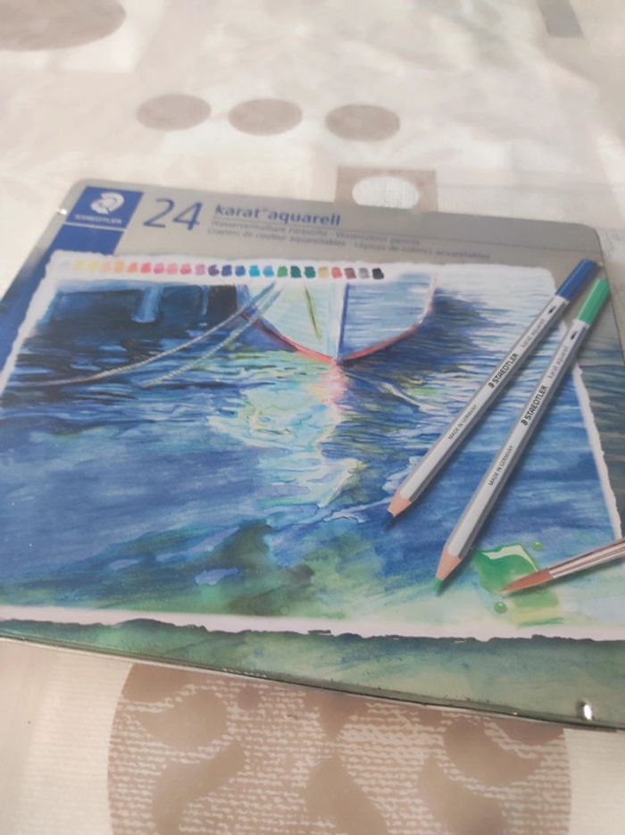 24 crayons de couleurs aquarellables