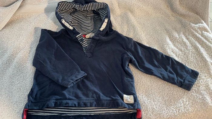 Pull à capuche.