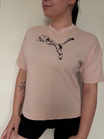 Tee shirt Puma rose pâle motif fleurs logo – taille S
