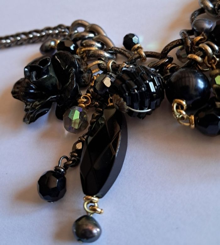 Collier fantaisie court NEUF avec breloques et pendentif - photo numéro 6