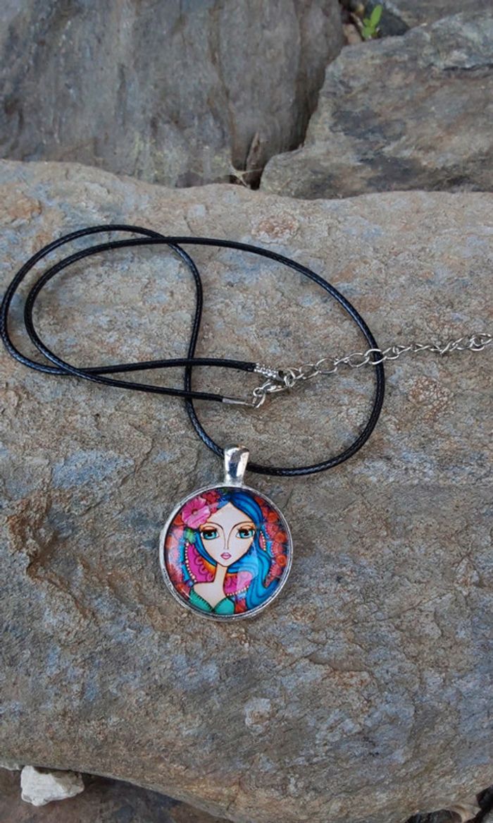 Collier pendentif bohème argenté sur cordon noir