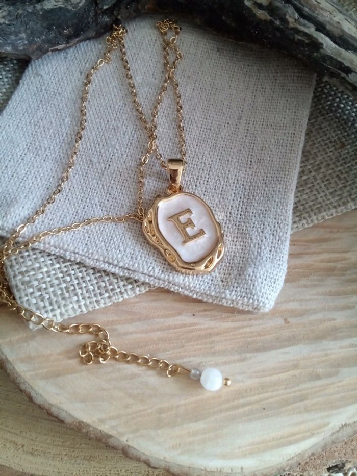 Collier médaillon lettre E - photo numéro 3
