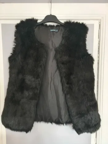 Gilet sans manches fausse fourrure noir – In Extenso T.M