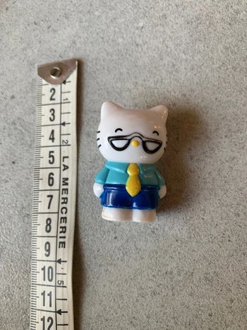 Jouet miniature figurine hello kitty garçon lunette 2009
