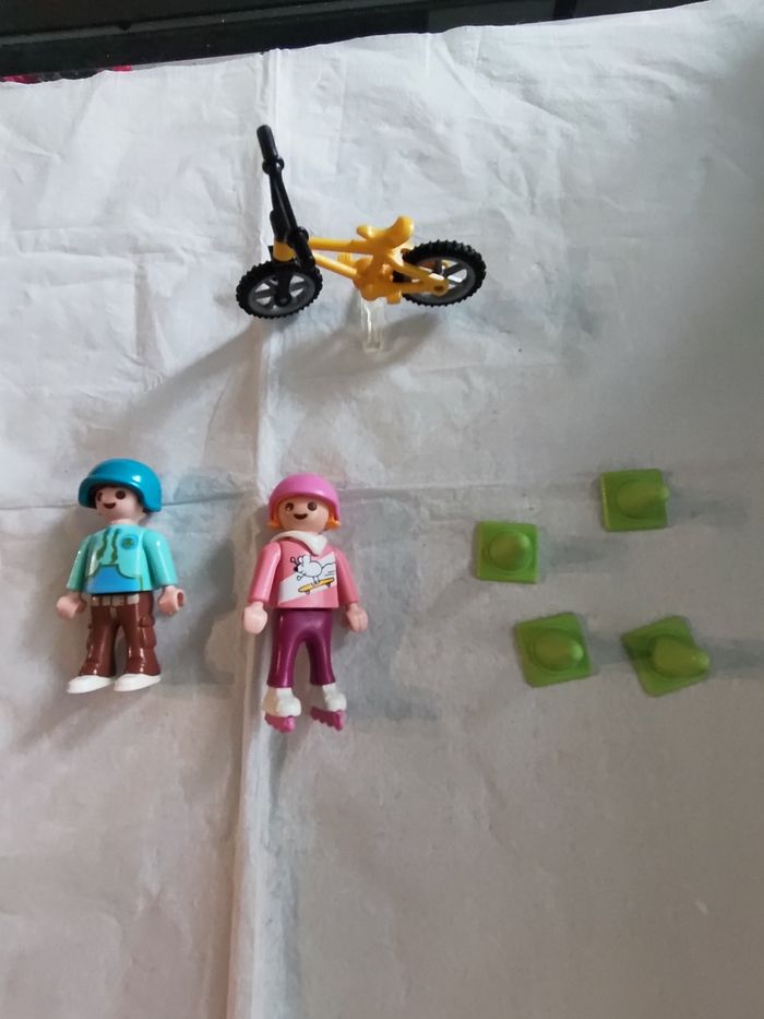 Enfants avec vélo et rollers. Playmobil n°70061