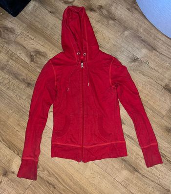 Veste à capuche rouge