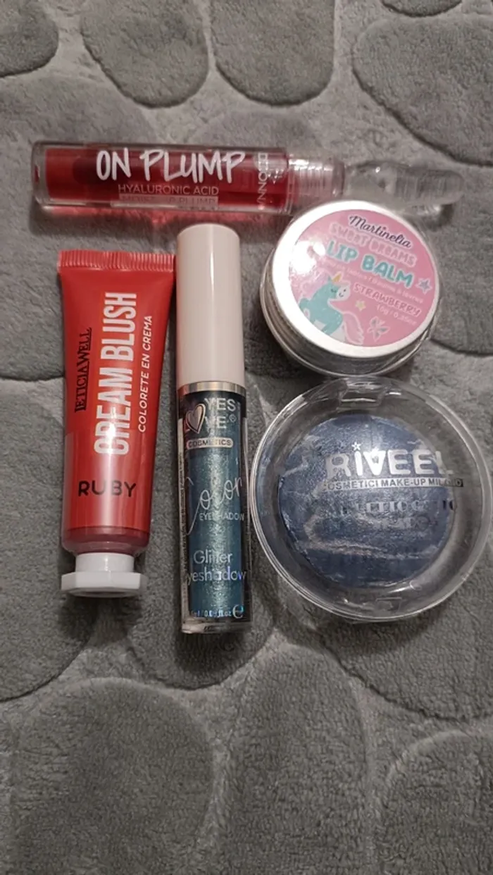 Lot 5 maquillages avec petit sac vert neuf - photo numéro 4