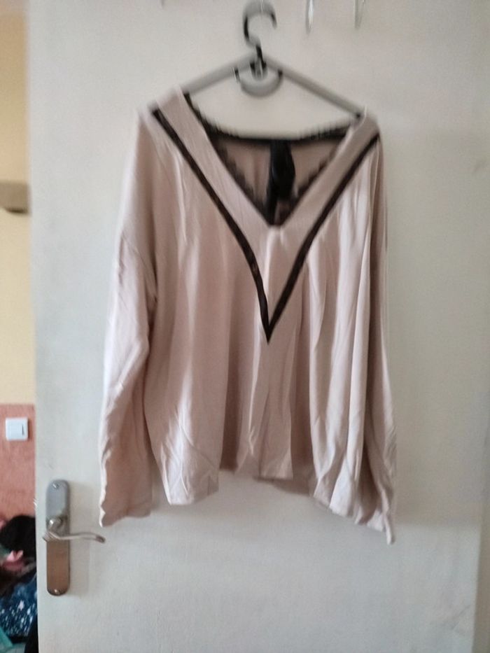 Pull marron clair avec dentelle et nœud dans le dos - photo numéro 4