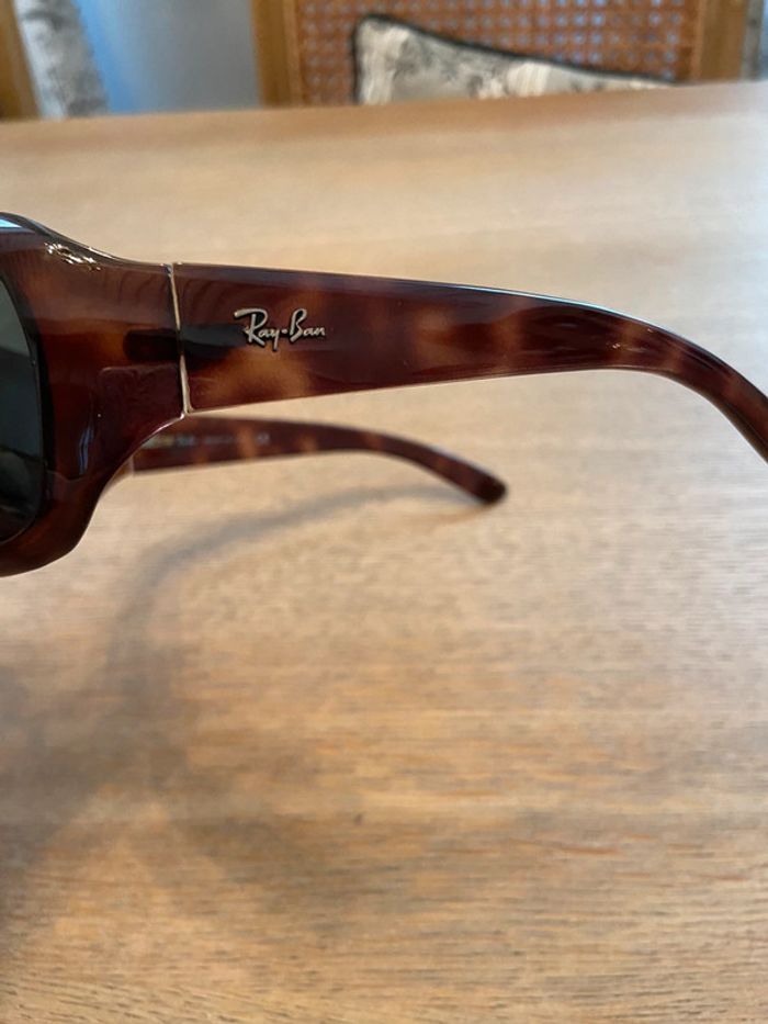 Paire de lunettes de soleil Ray-Ban brun foncé écaille modèle RB 4062 642/71 - photo numéro 5