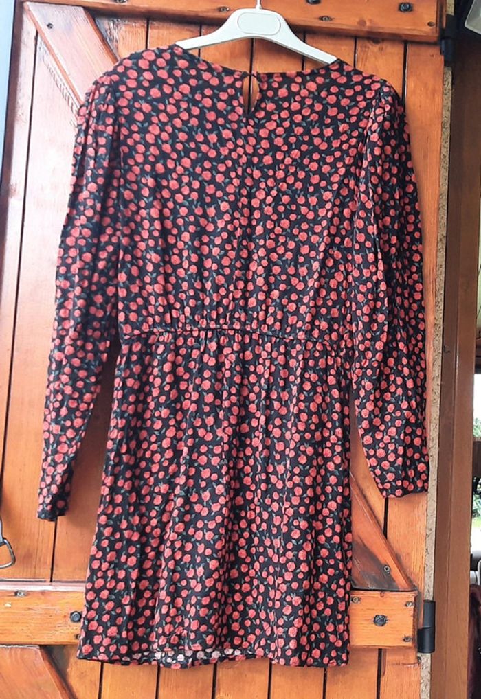 Robe noire à fleurs rouges Pull&Bear,taille L - photo numéro 2