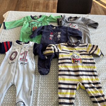 Lot de 5 pyjamas absaoba taille trois mois