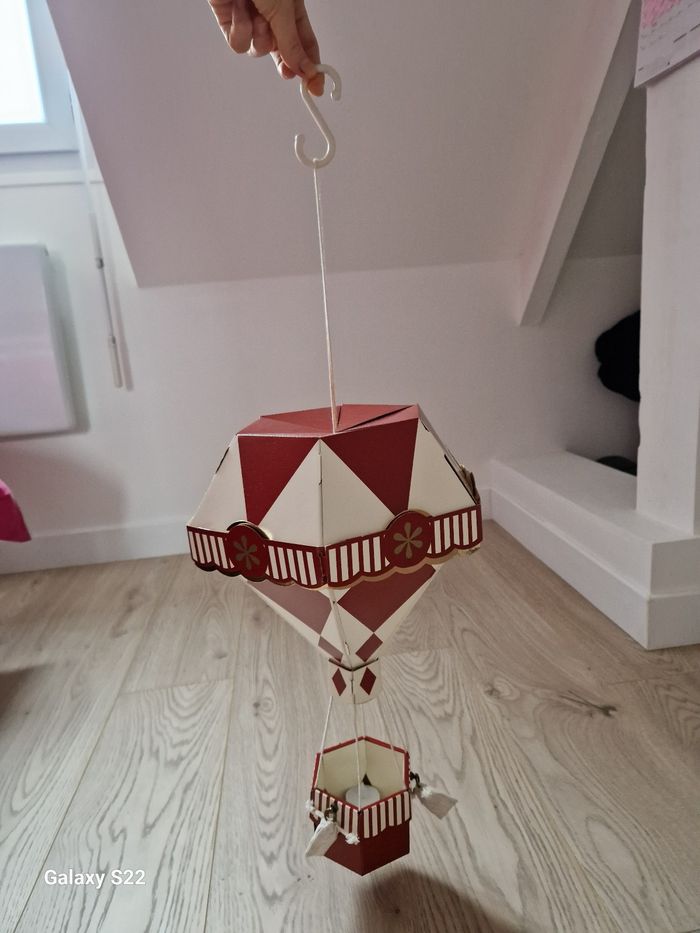 Décoration montgolfière en carton rigide blanc rouge doré - photo numéro 2