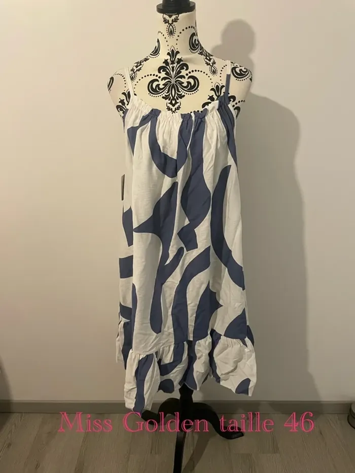 Robe ample à bretelles blanc à motif bleu bas volant neuf Miss Golden taille 46