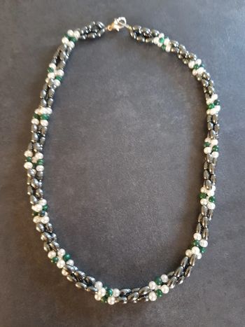 Collier tressé perles noir ivoire vert