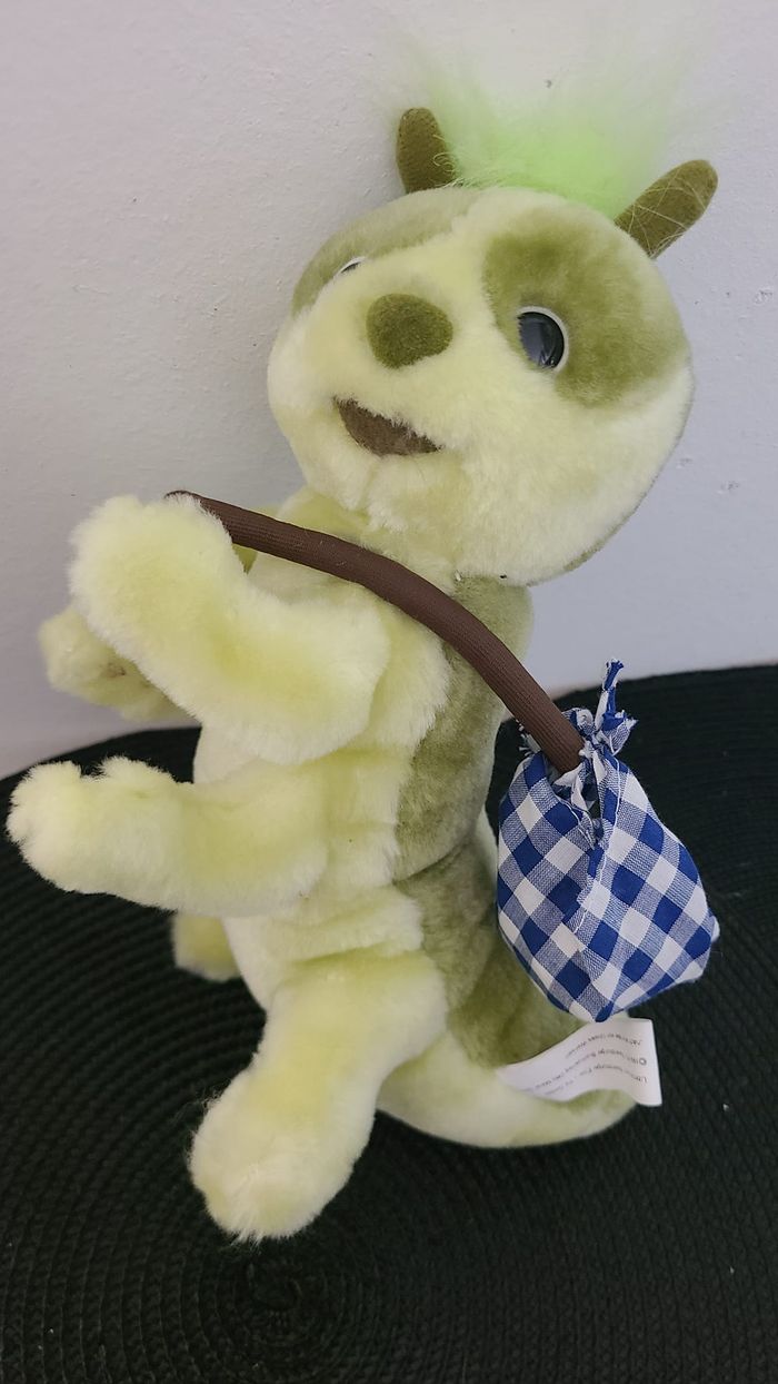 Jouet peluche vintage d'une chenille verte avec un baluchon bleu. "Heunec"