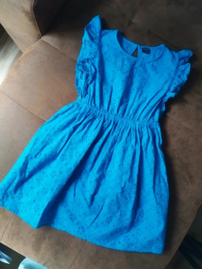 Jolie robe broderie anglaise bleu 6 ans