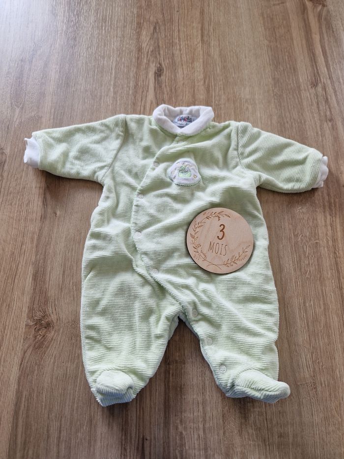 👶 Pyjama en velours côtelé vert pâle tout doux - 3 mois
