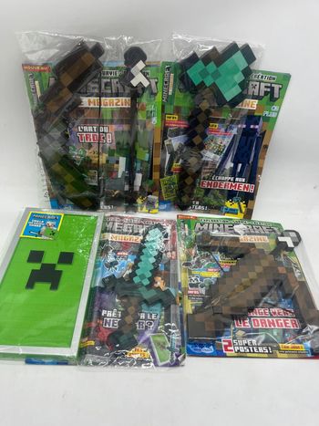 Lot de 4 magazines Livres d'activités Minecraft avec son arc et sa machette et son épée son bouclier