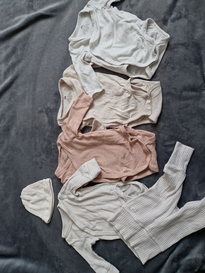 Lot 4 bodies 1-2mois 56cm très bon état H&M