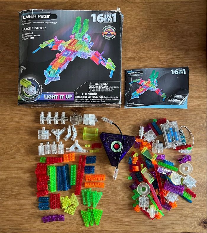 Jeu de briques Laser Pegs 16 en 1 Space fighter