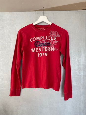 T-shirt à manches longues rouge avec motif bleu et blanc taille 13 - 14 ans 