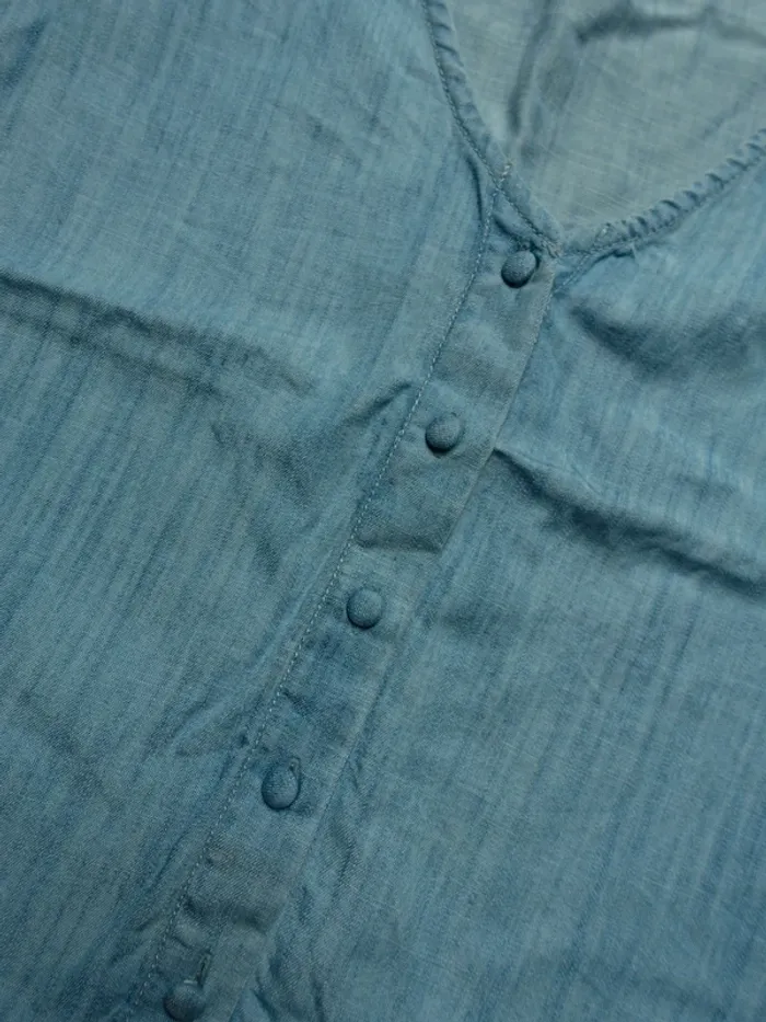 Blouse couleur jean à volants - photo numéro 5