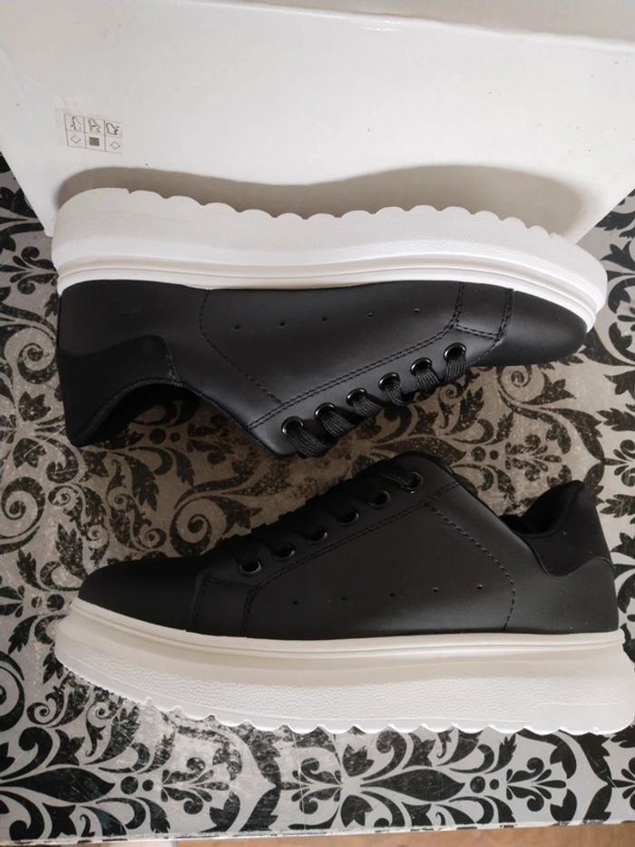 Sublimes baskets femme grosses semelles pointure 37 - photo numéro 3