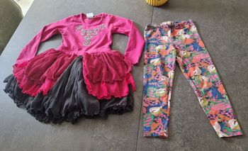 1 robe froufrou  et 1 legging  4 ans tbe