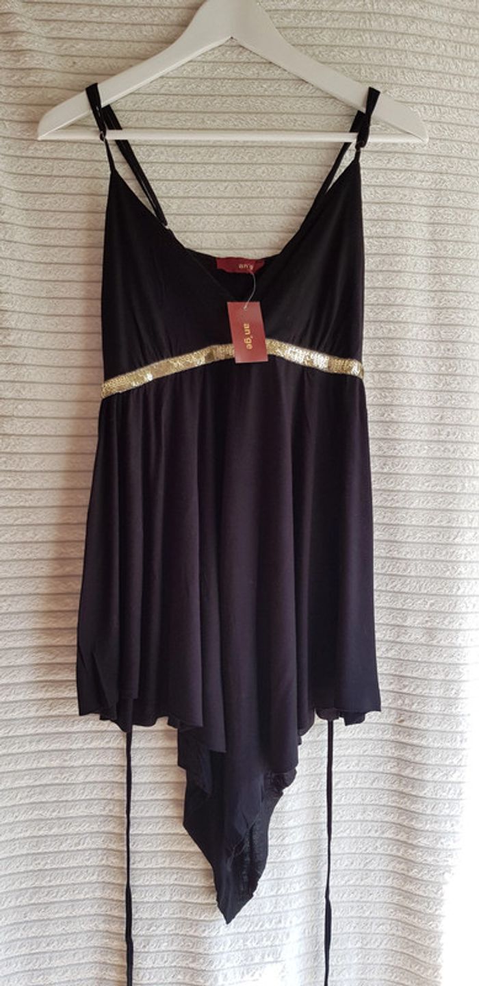 Haut empire et paillettes noir.