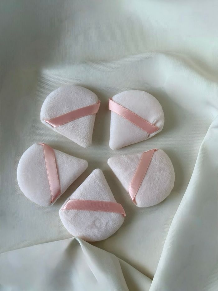 Lot de 5 houppettes velours roses ASOS - Powder Puff triangulaires & rondes - Neuf