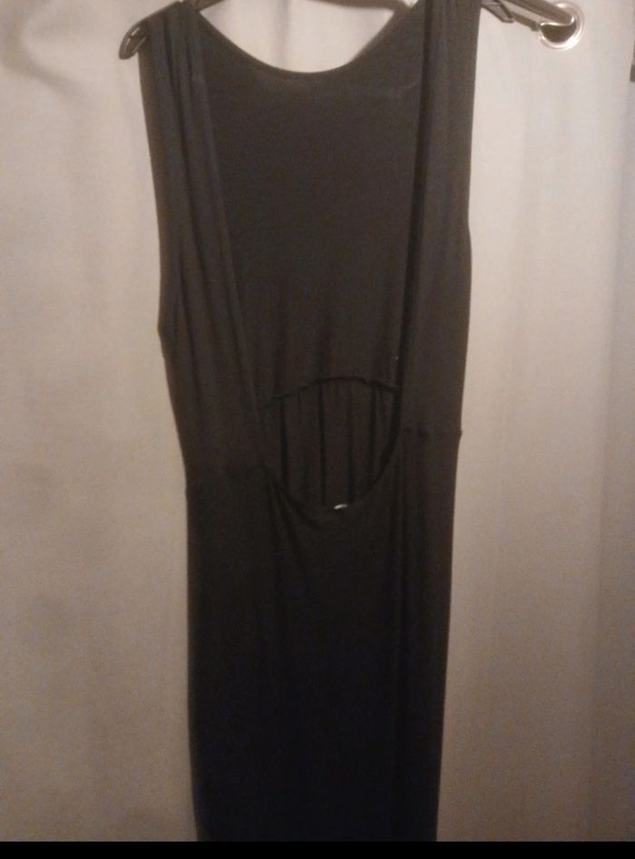 Robe longue noir dos nu effet drapé avec fente sur le côté - photo numéro 2