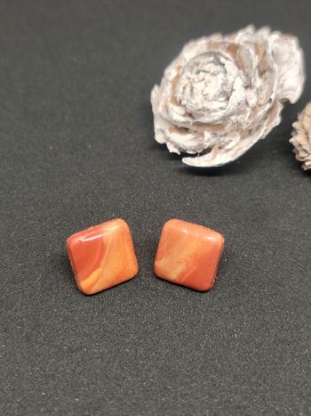 Boucles d'oreilles puces carrées pâte polymère 