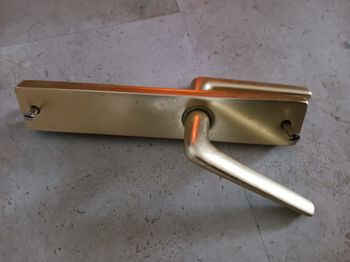 poignée de porte dorée sur plaque