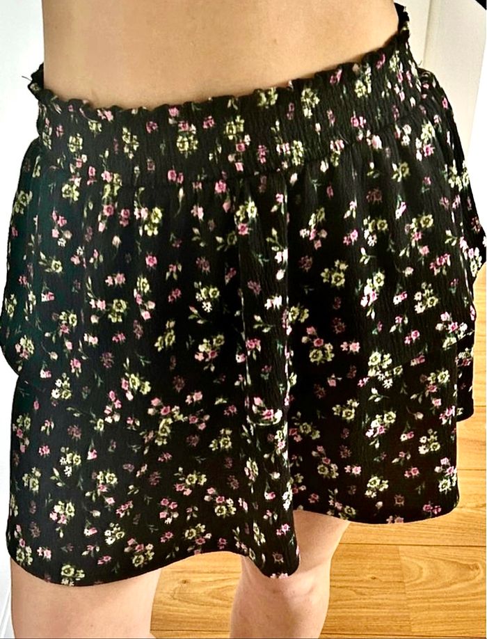 Jupe courte H&M à fleurs - photo numéro 2