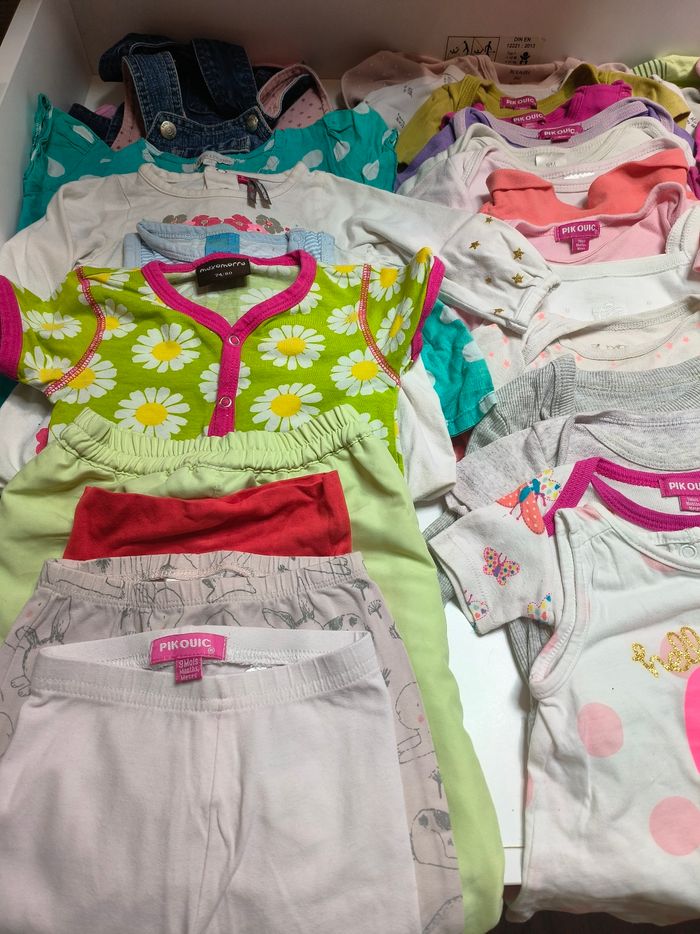 Lot 33 vêtements bébé fille 9 mois - photo numéro 2