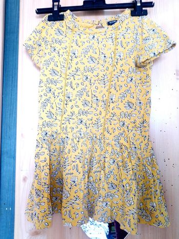 Robe jaune blé feuilles blanches