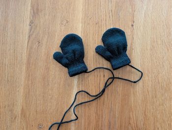Moufles attachées ensemble 6 mois