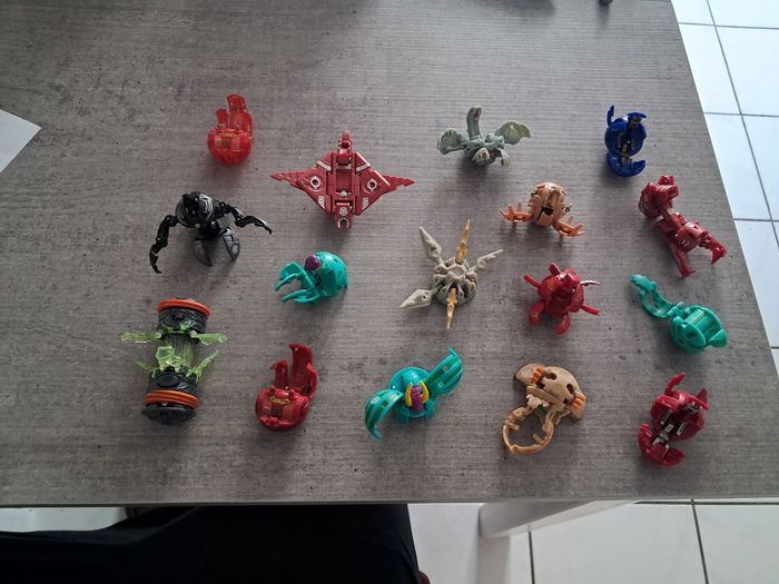 Lot de 16 bakugan