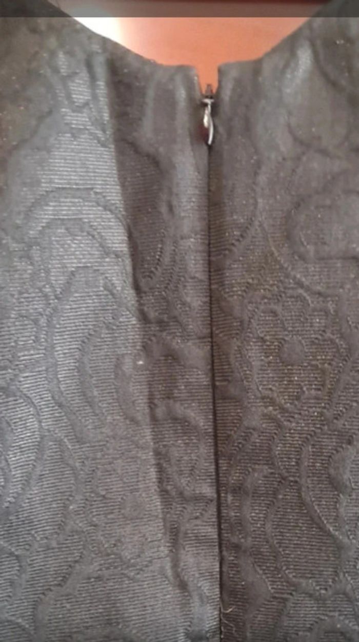 Robe noire avec motifs relief TBE Taille 40 - photo numéro 5