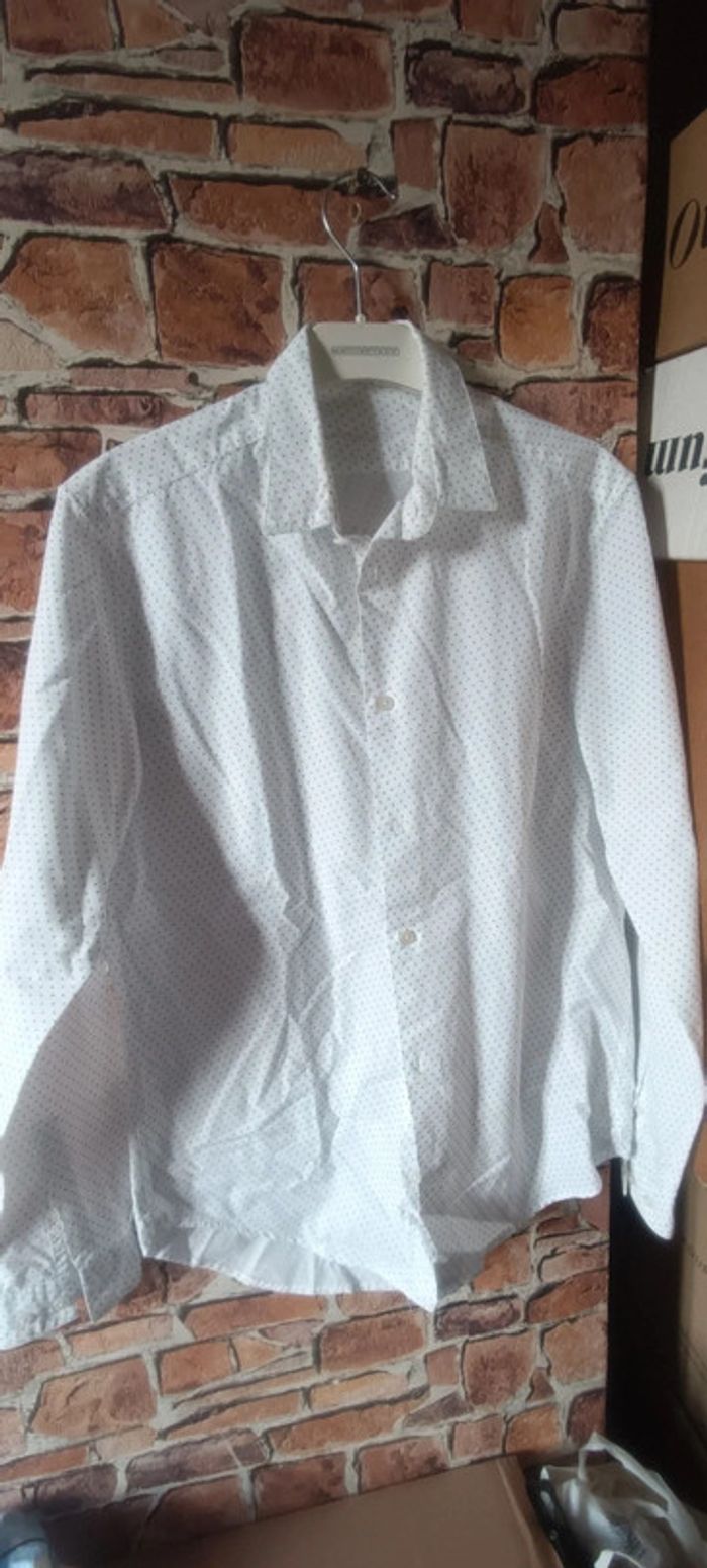 Chemise blanche avec motifs bleus
