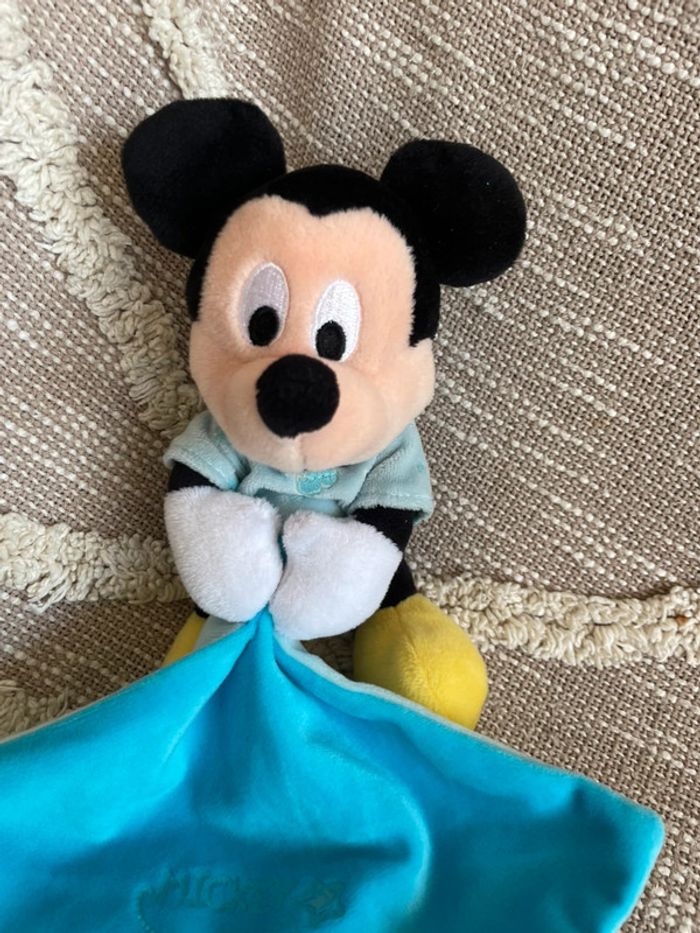 Peluche doudou mouchoir 19cm Disney Mickey souris bleu et jaune très bon état - photo numéro 2