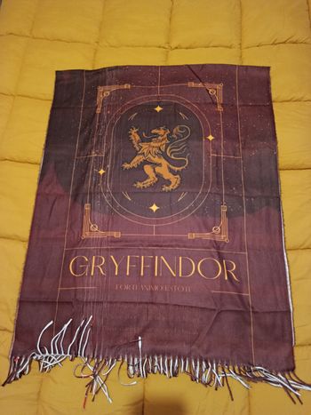 A saisir , NEUVE , jamais utilisé , magnifique écharpe " HARRY POTTER "