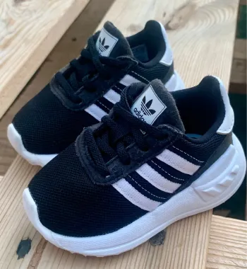 👟 Baskets Adidas bébé – Taille 19 - mixte